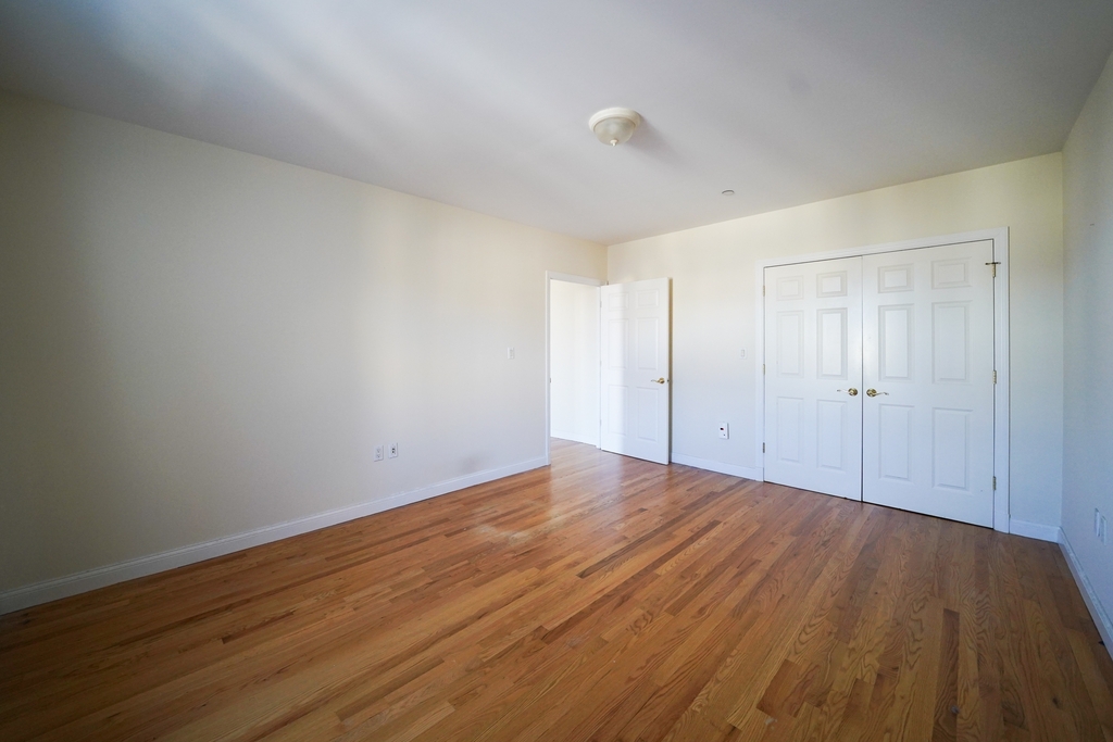 14-31 Astoria Boulevard - Photo 4