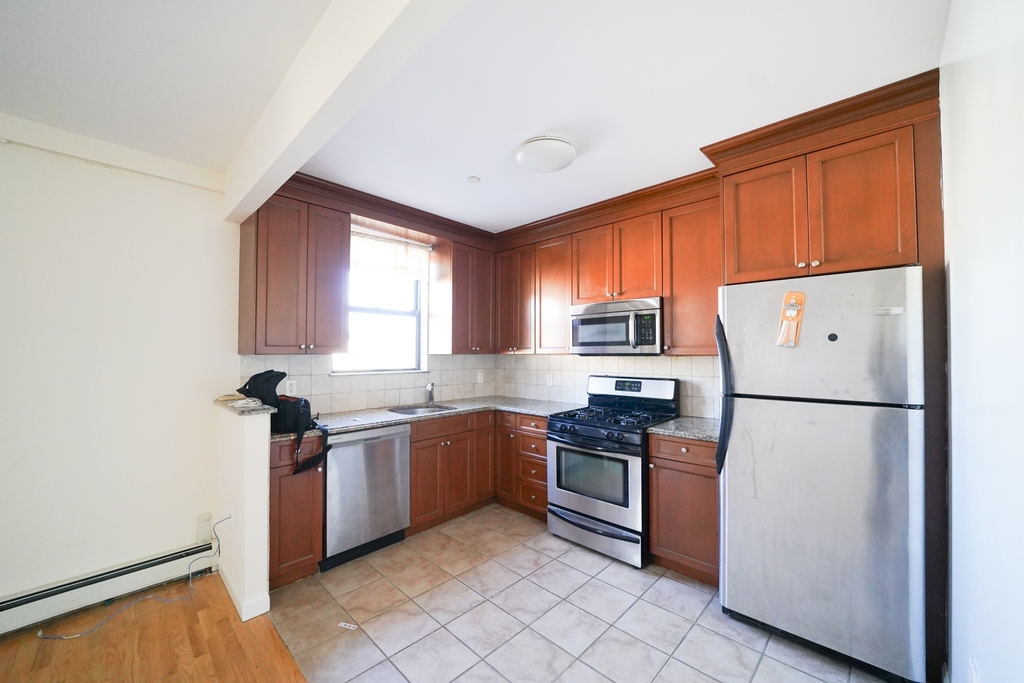 14-31 Astoria Boulevard - Photo 1