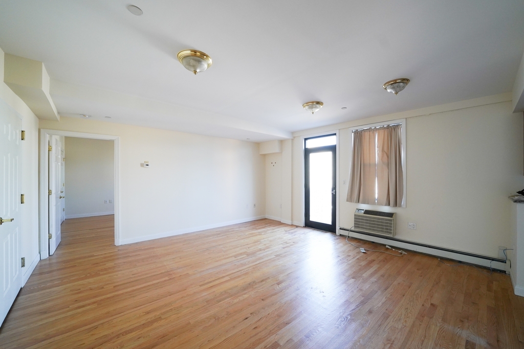 14-31 Astoria Boulevard - Photo 2