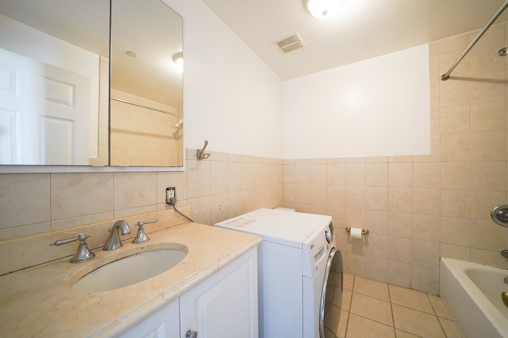 14-31 Astoria Boulevard - Photo 5