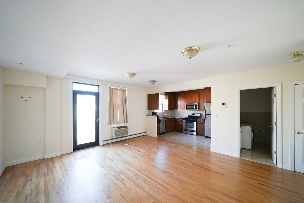 14-31 Astoria Boulevard - Photo 0