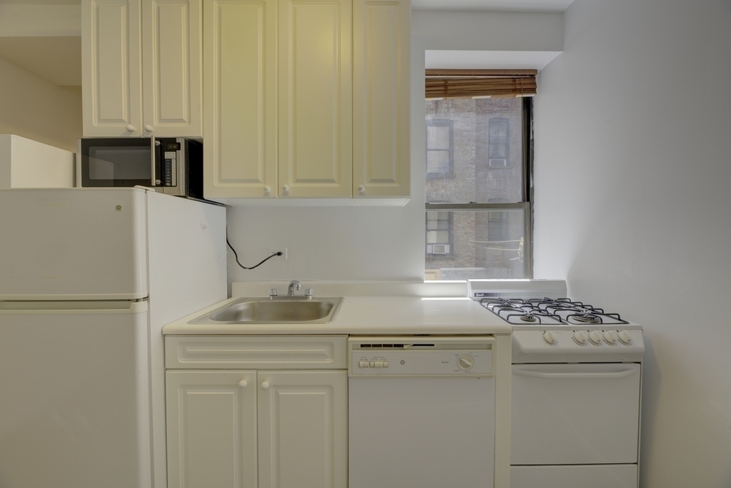 141 West 10th Street - Photo 2