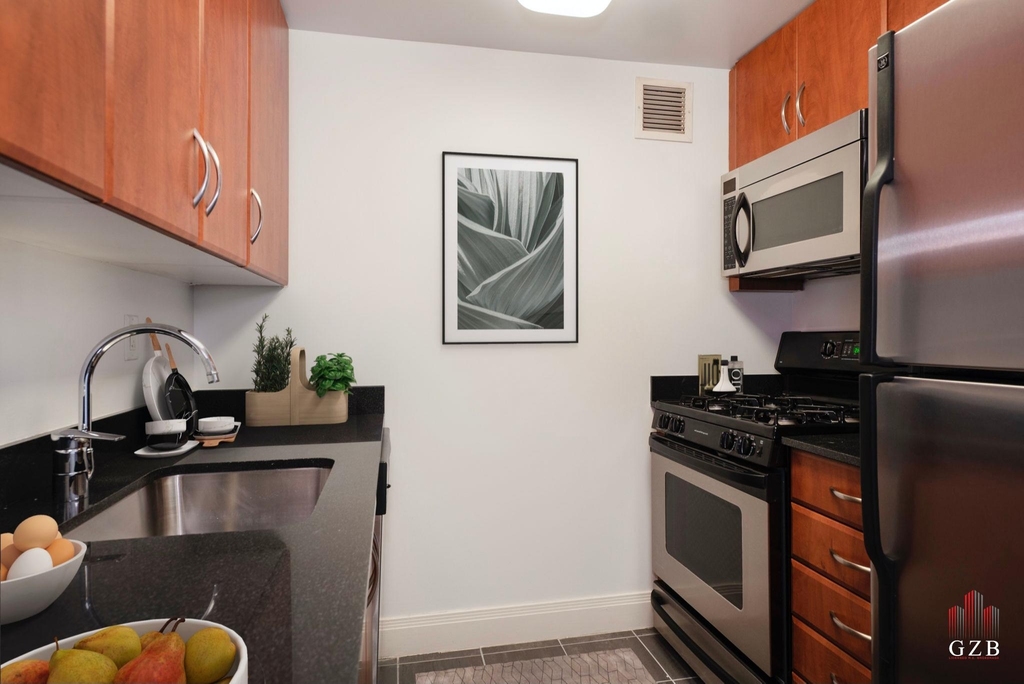 222 East 34th Street - Photo 2