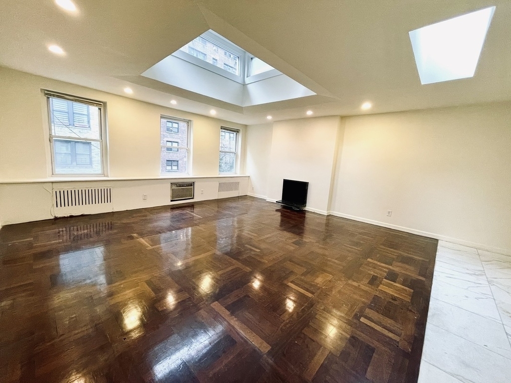 312 East 51st Street - Photo 3