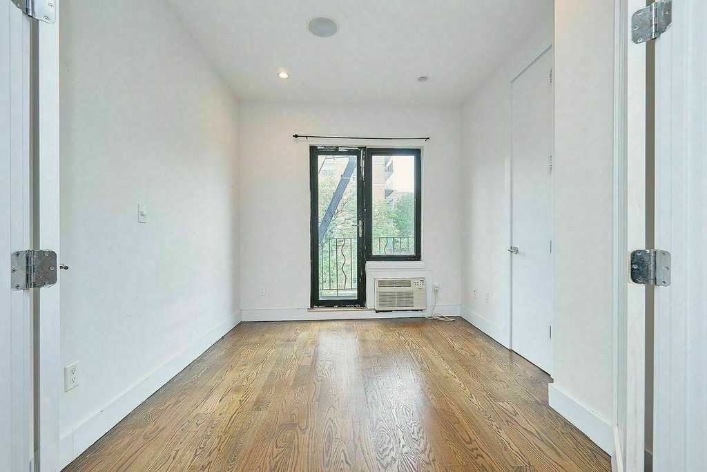 110 Manhattan Avenue - Photo 8