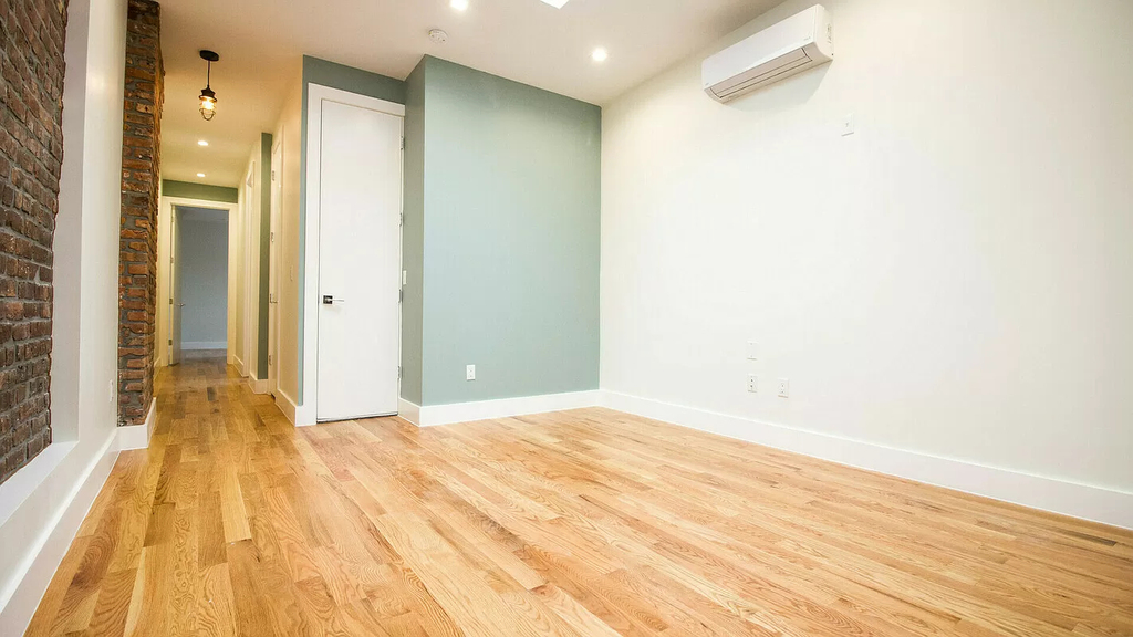 562 Wilson Ave APT 3L - Photo 2