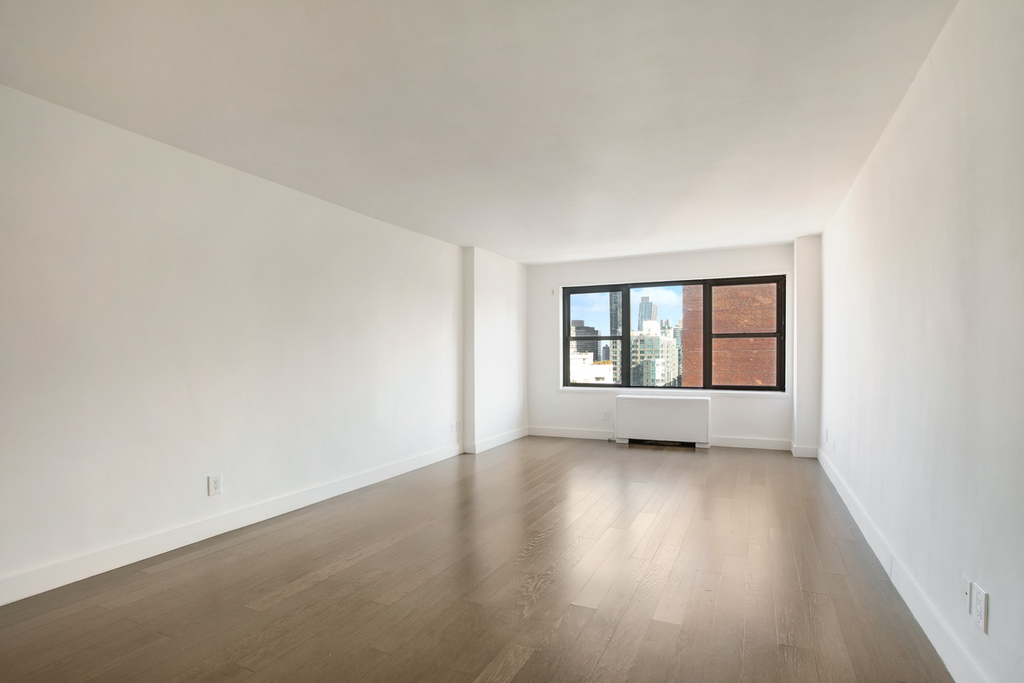 312 East 30th Street - Photo 0