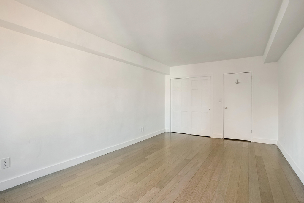 312 East 30th Street - Photo 3