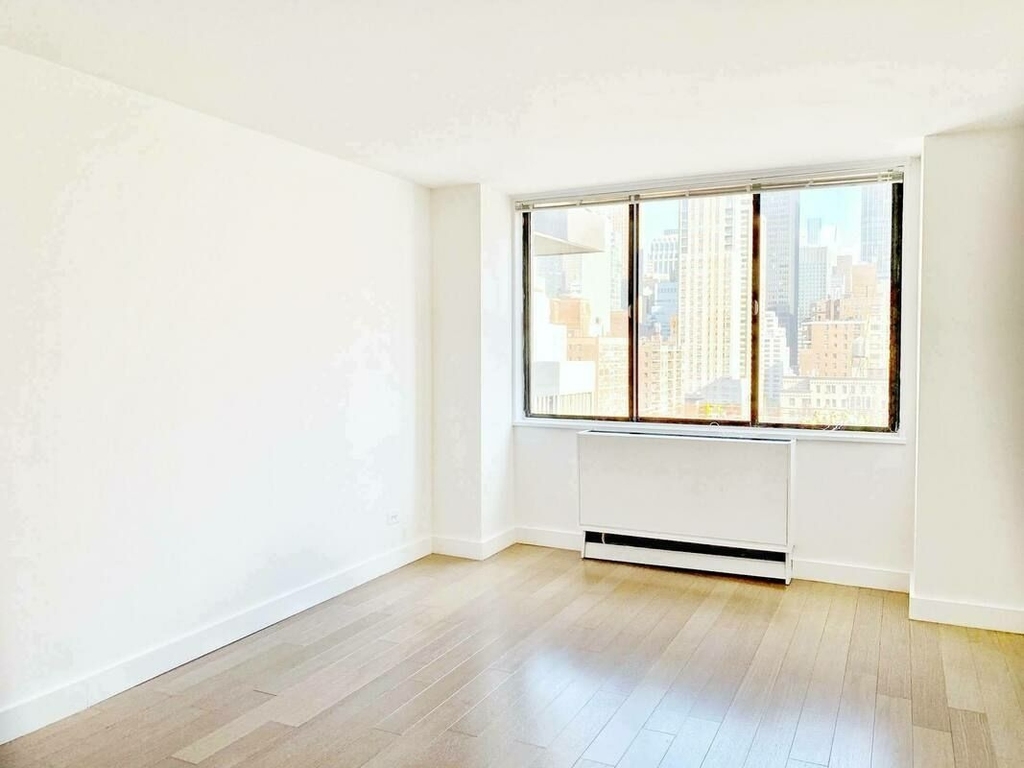 312 East 30th Street - Photo 2