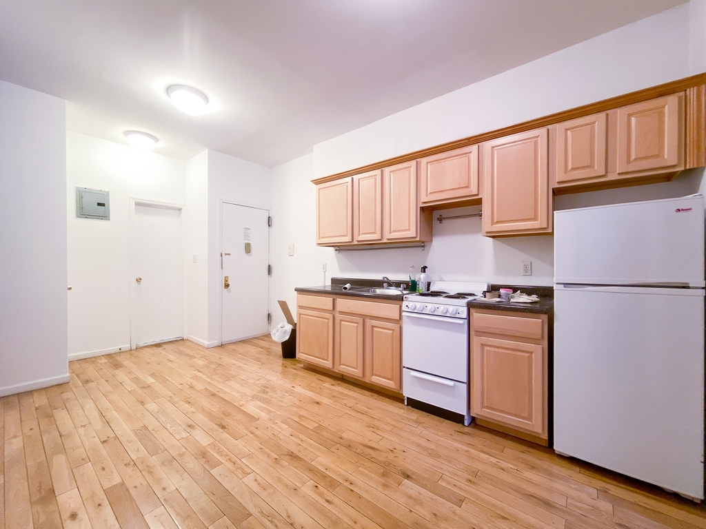 206 East 6th Street - Photo 3