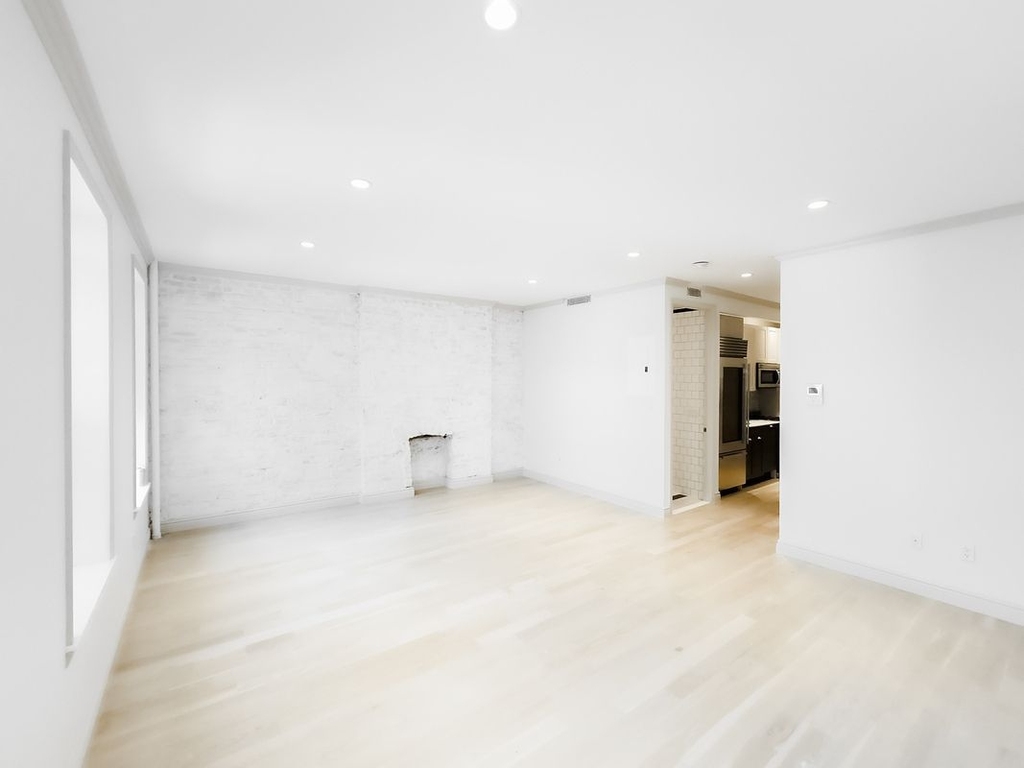 132 East 61st Street - Photo 3