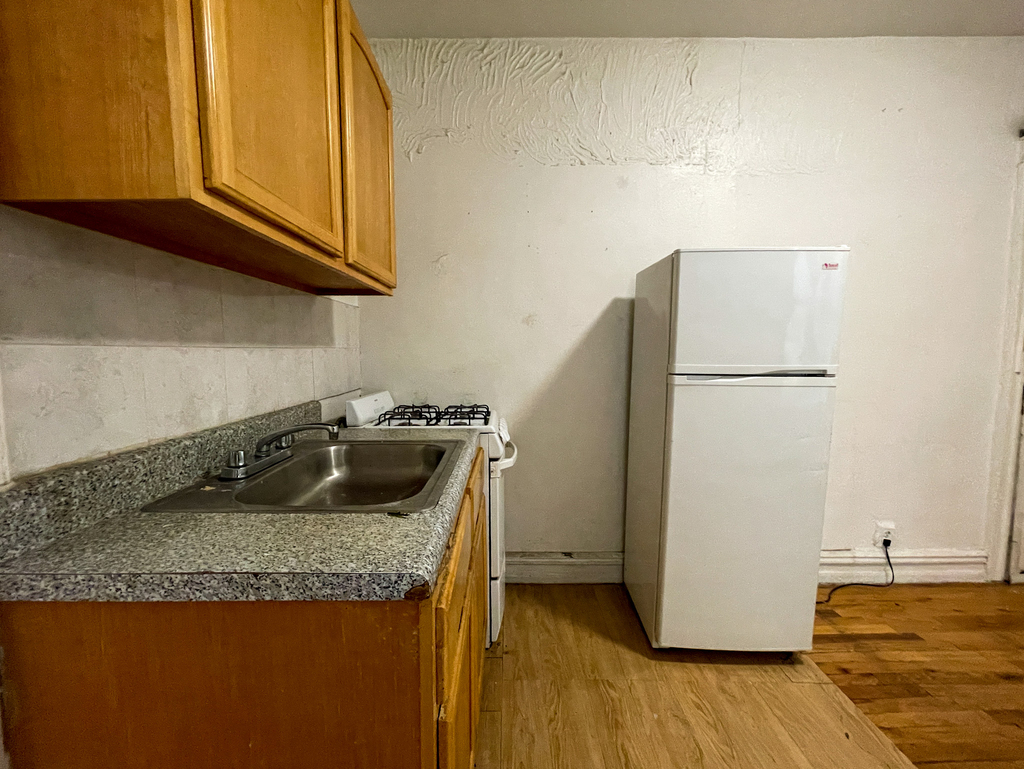 988 Bergen Street - Photo 2