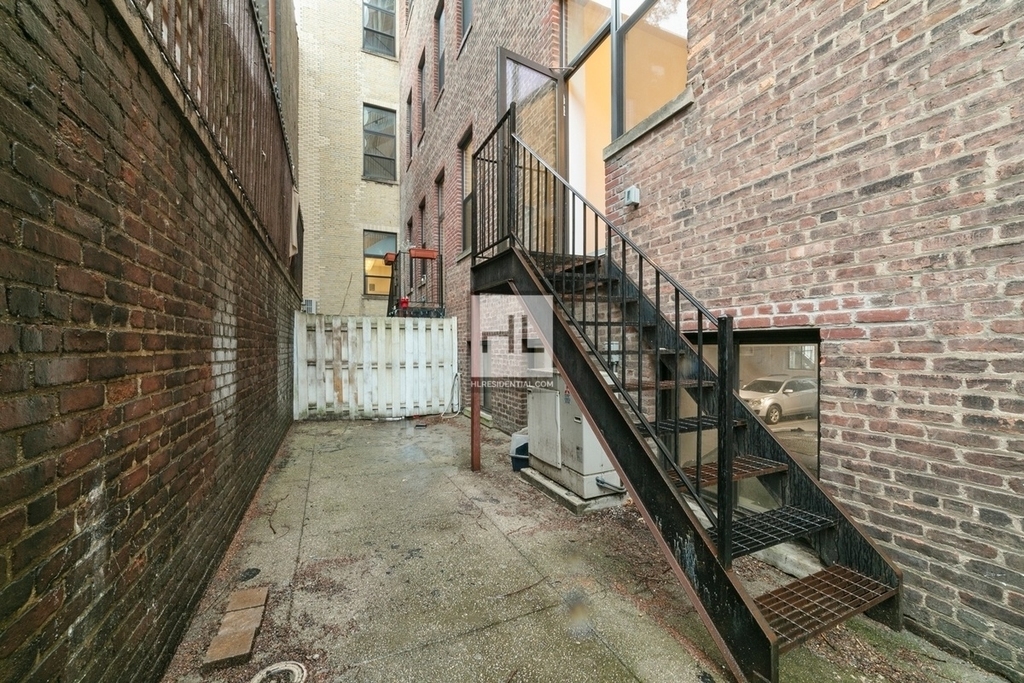 180 Bainbridge St - Photo 2