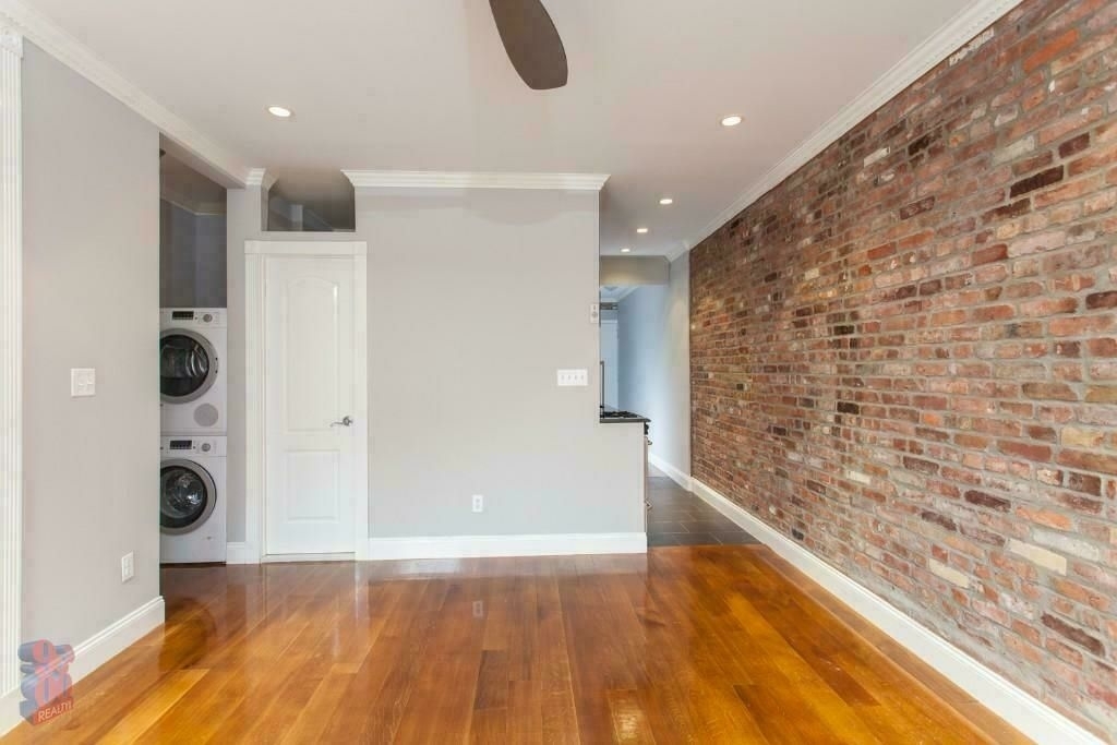 340 East 18th Street - Photo 2