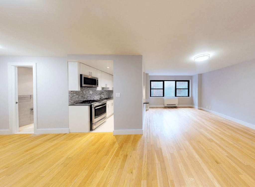 301 East 37th Street - Photo 2