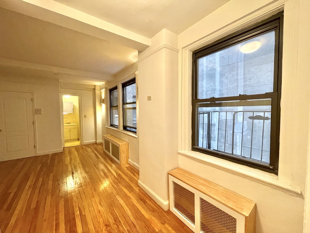 330 East 43rd St - Photo 2