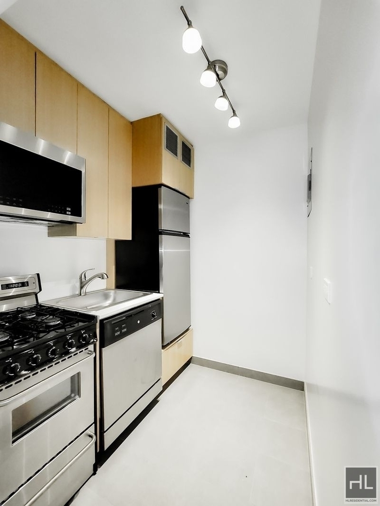 East 55 Street - Photo 2