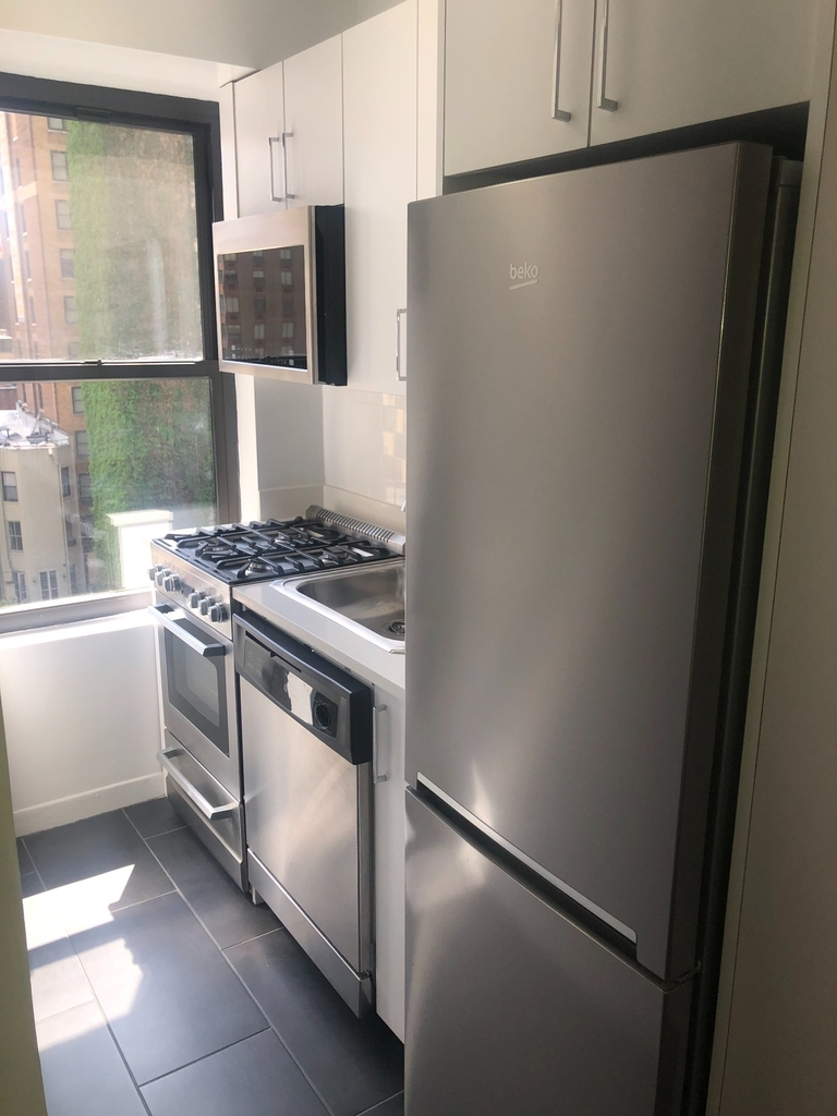 137 East 38th Street - Photo 6