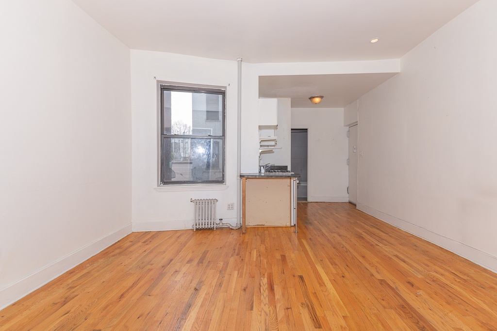 656 Metropolitan Ave - Photo 0