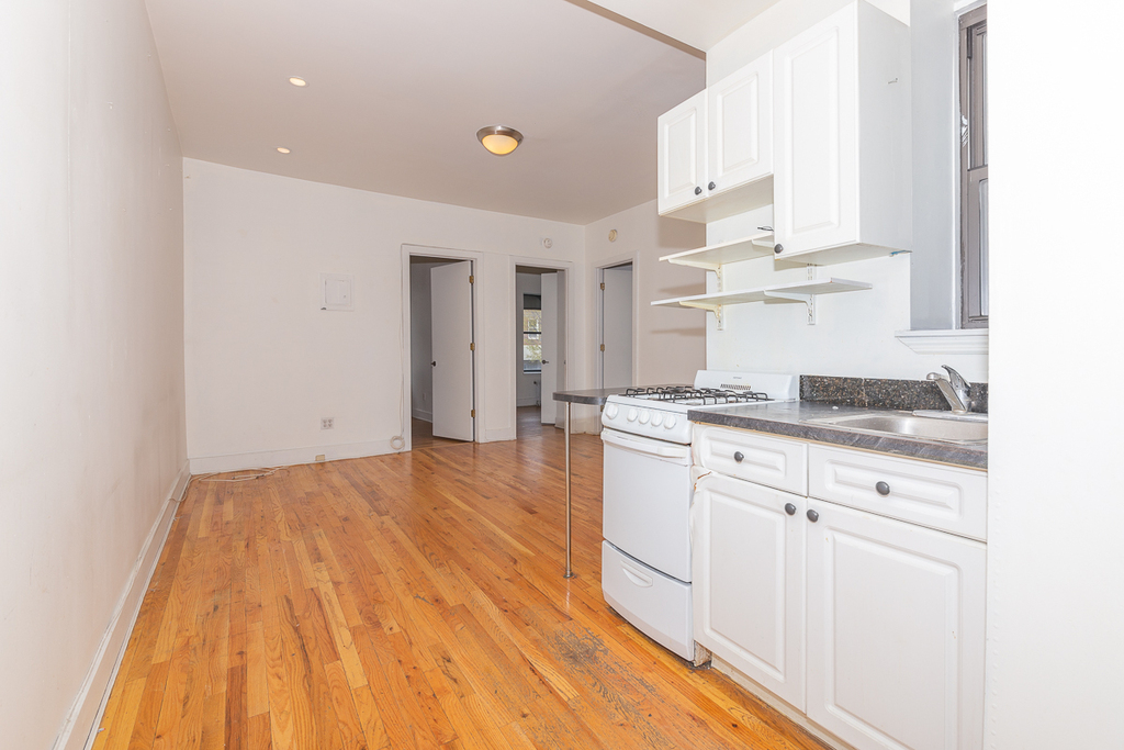 656 Metropolitan Ave - Photo 3