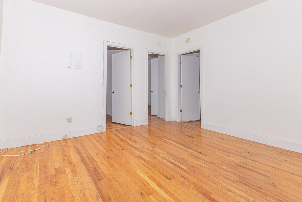 656 Metropolitan Ave - Photo 4