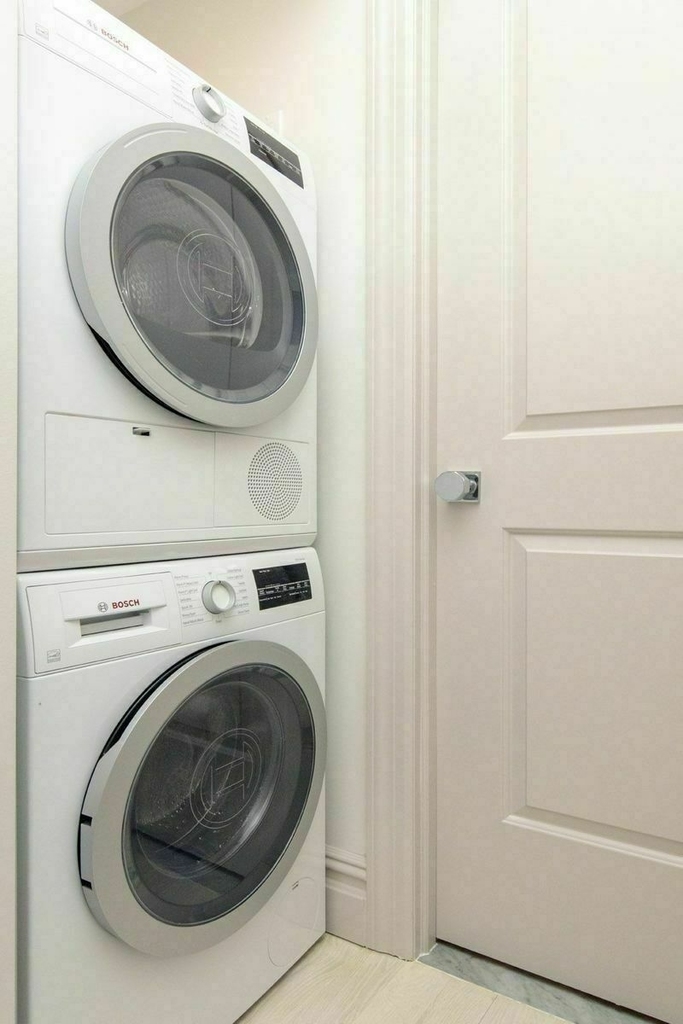 W 11th St - NO FEE - Washer/Dryer In Unit - Photo 2