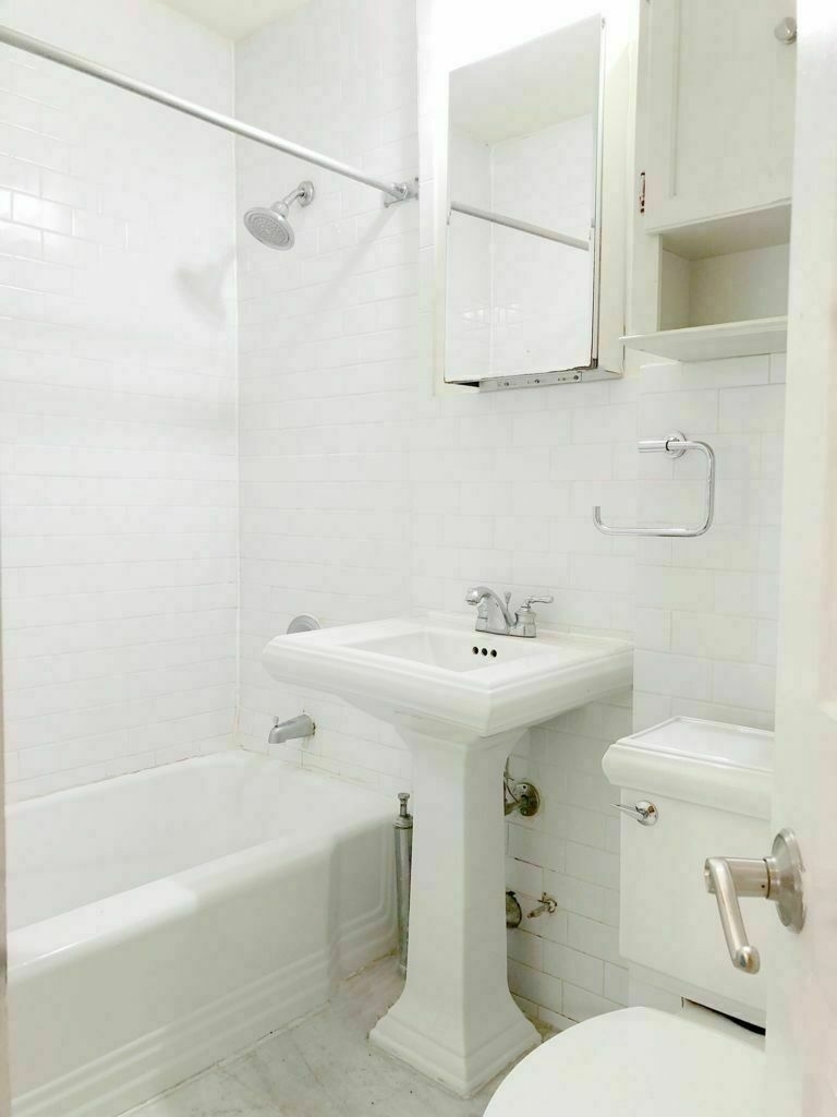 E 76th St - NO FEE - Laundry in Building - Photo 4