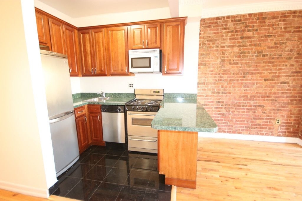 906 Amsterdam Avenue - Photo 1