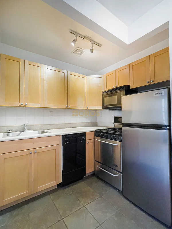 539 East 6th Street - Photo 4