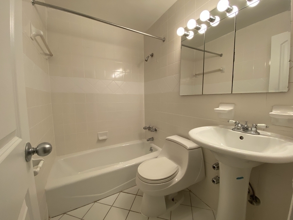 E 51st St - NO FEE - Luxury Building - Photo 1