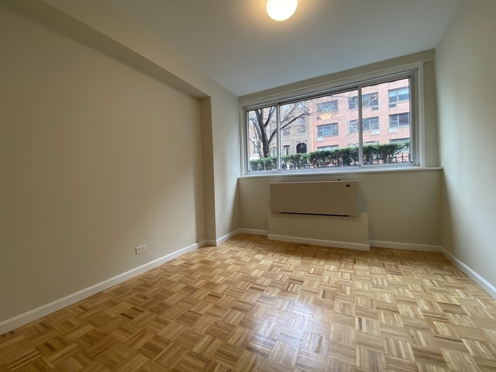 E 51st St - NO FEE - Luxury Building - Photo 6