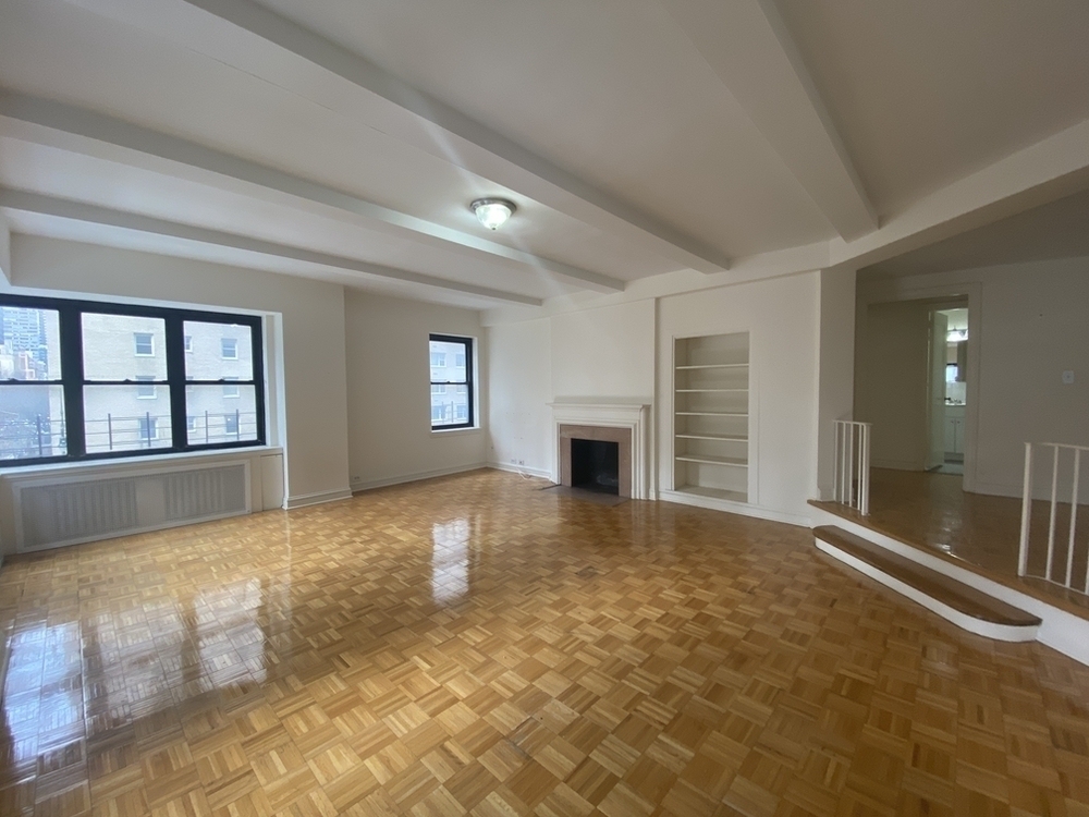 E 57th St - NO FEE - Luxury Building - Photo 0