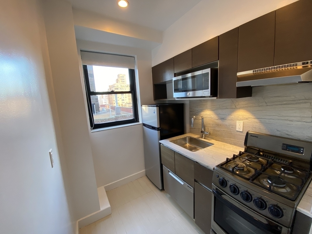 E 57th St - NO FEE - Luxury Building - Photo 3