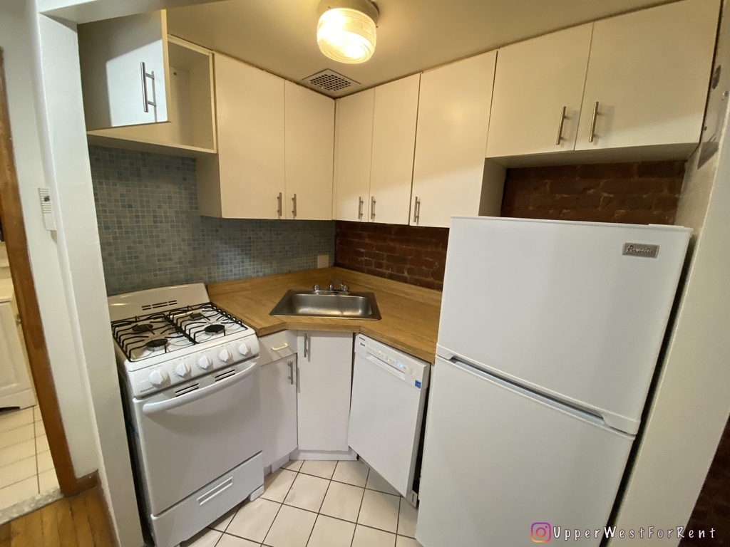 722 Amsterdam Avenue - Photo 2