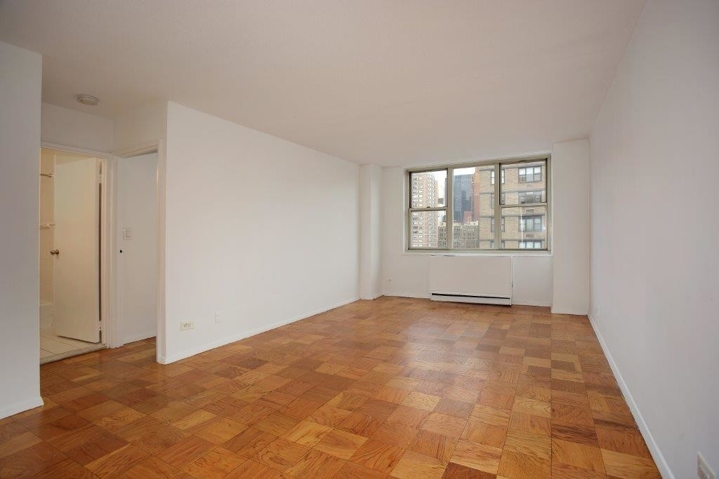 1 BEDROOM FLEX 2 // 29TH AND 3RD AVENUE - Photo 1