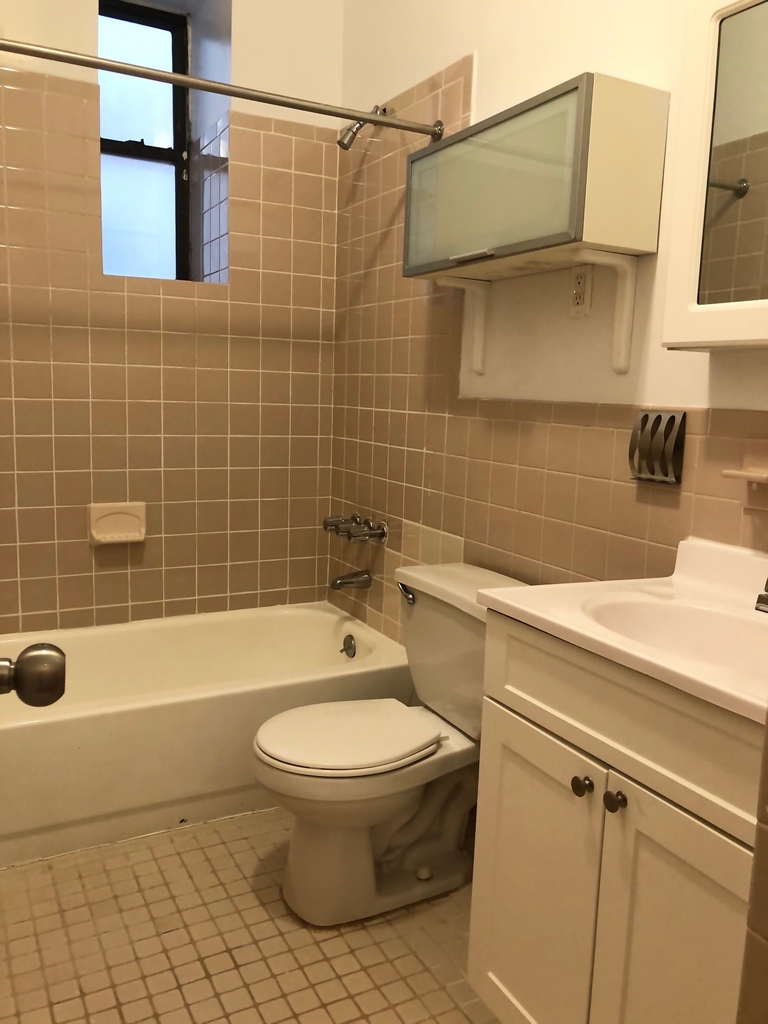 306 West 51st Street - Photo 4