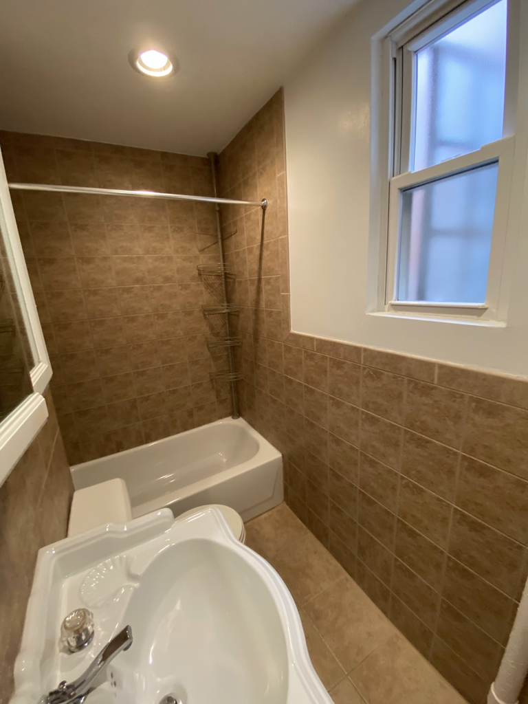 324 East 52nd Street - Photo 4