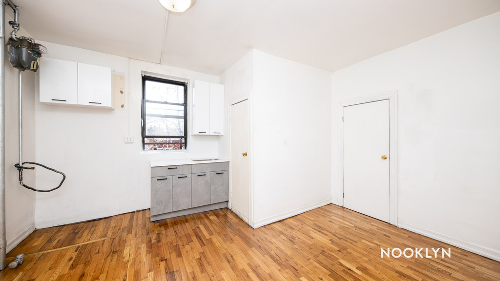 656 Metropolitan Avenue - Photo 4