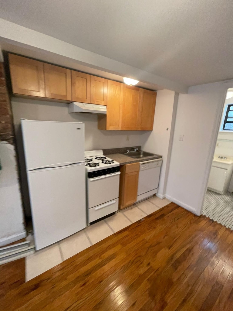 519 East 12th Street - Photo 2