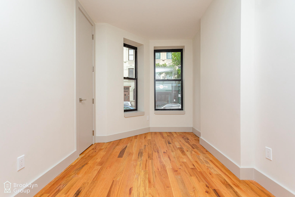 1300 Halsey Street - Photo 4