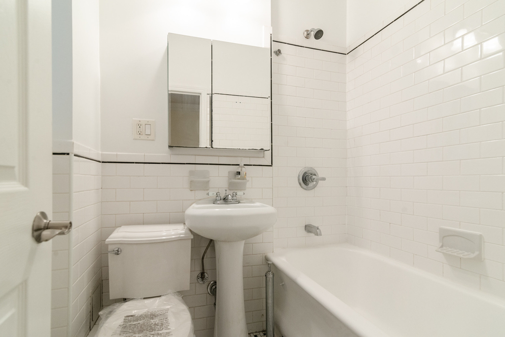 305 West 45th Street - Photo 4