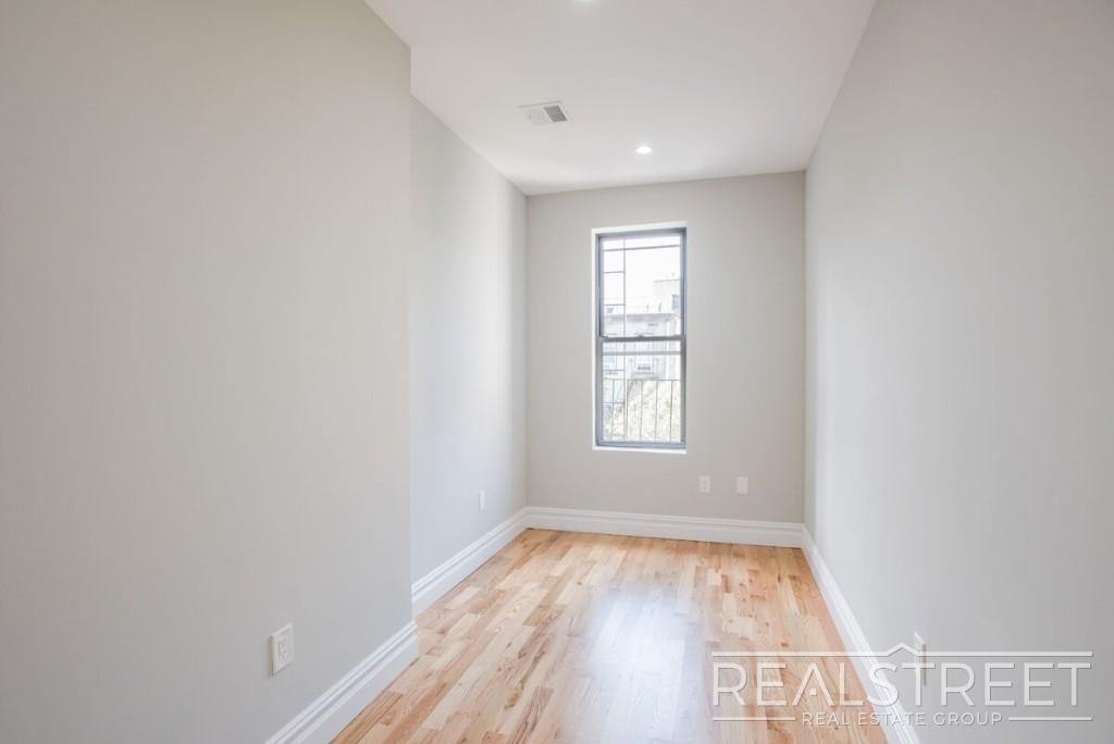 995 Lafayette Avenue - Photo 3