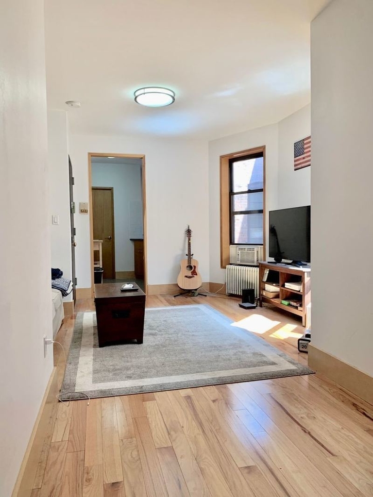 211 West 21st Street - Photo 1