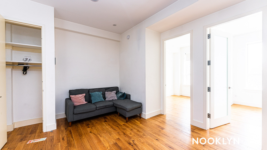 73 Montrose Avenue - Photo 1