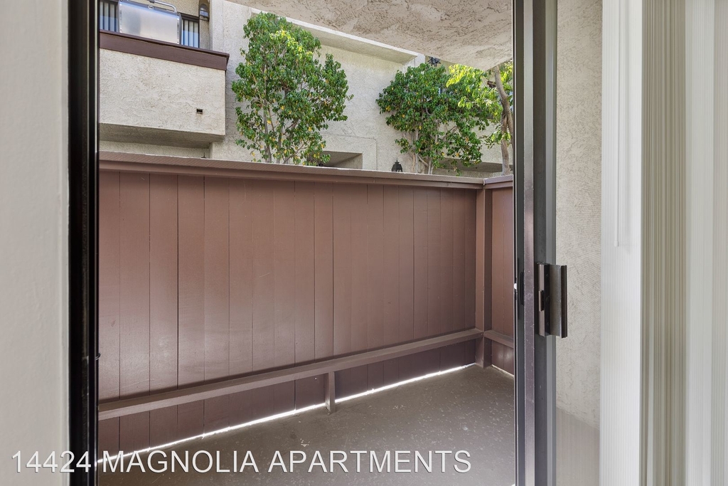 14424 Magnolia Boulevard - Photo 4