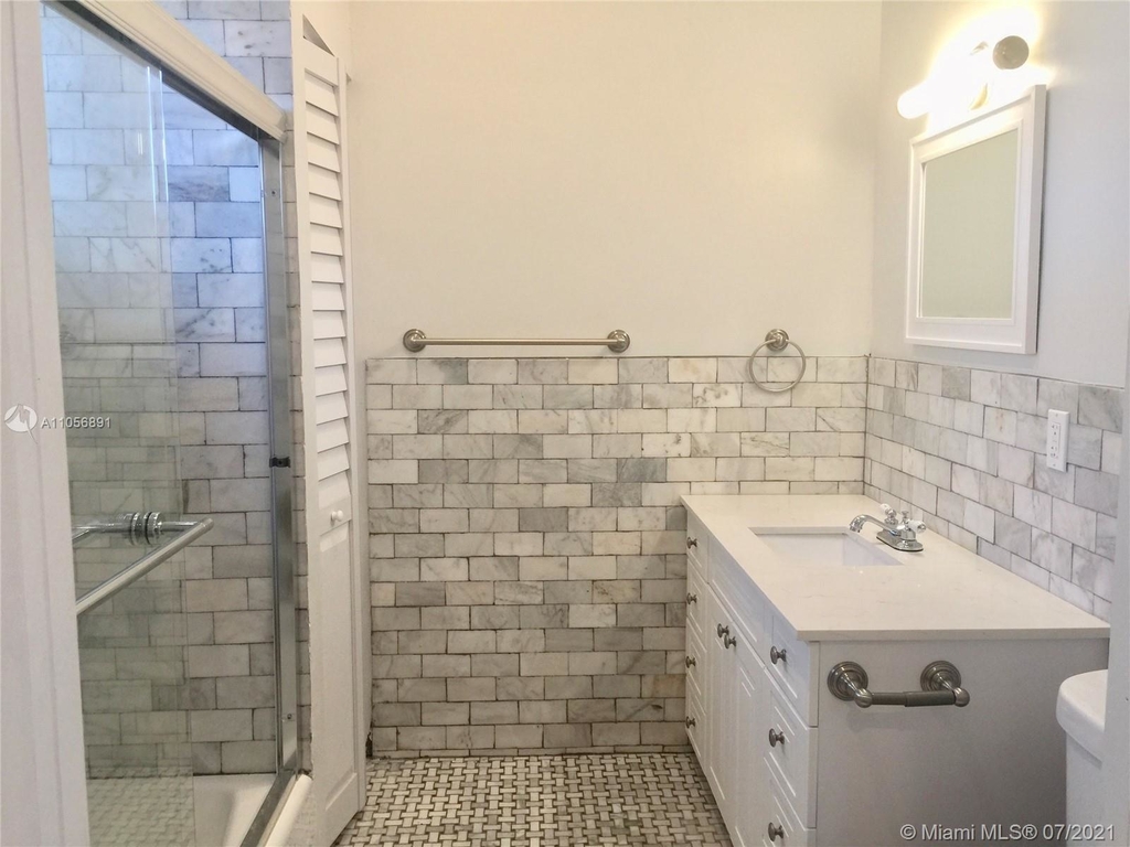 527 W 46th St - Photo 6