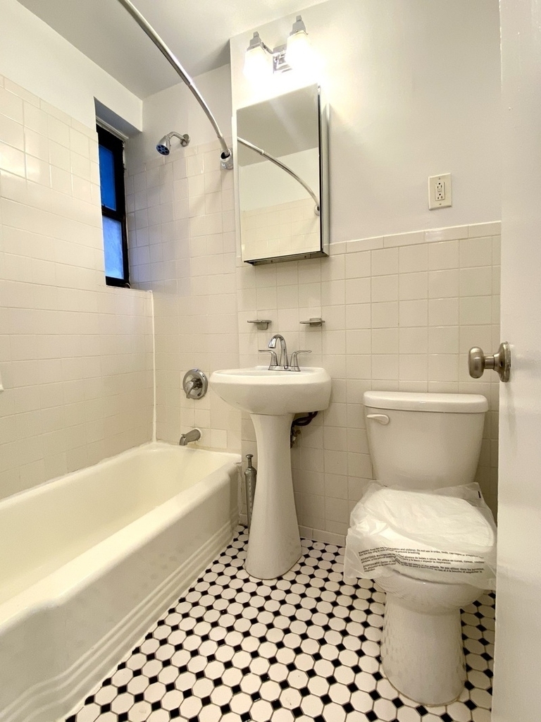 521 East 82nd Street - Photo 4