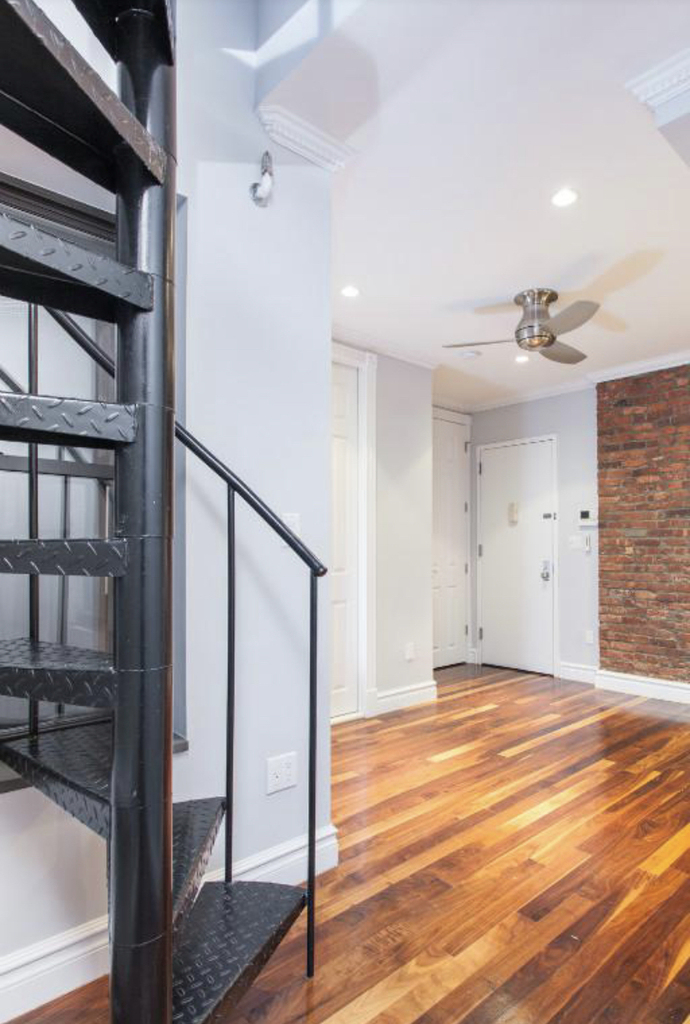 321 East 10th Street - Photo 4