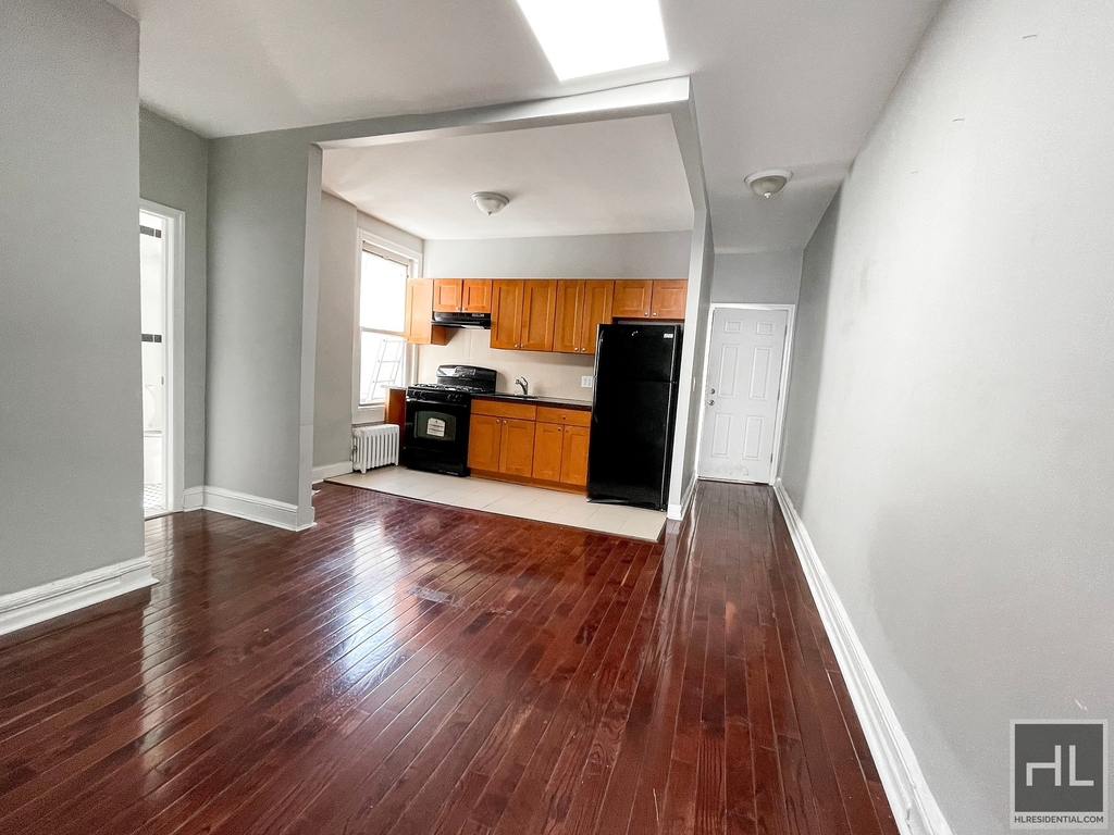 45-7 Ditmars Boulevard - Photo 1