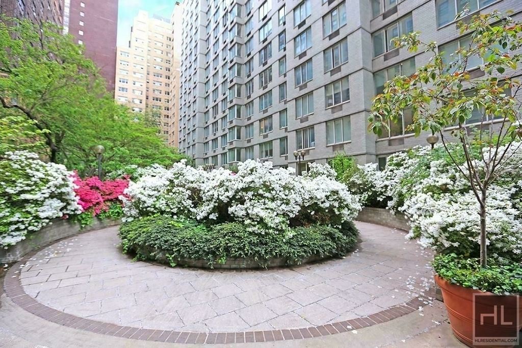 East 56th Street - Photo 5